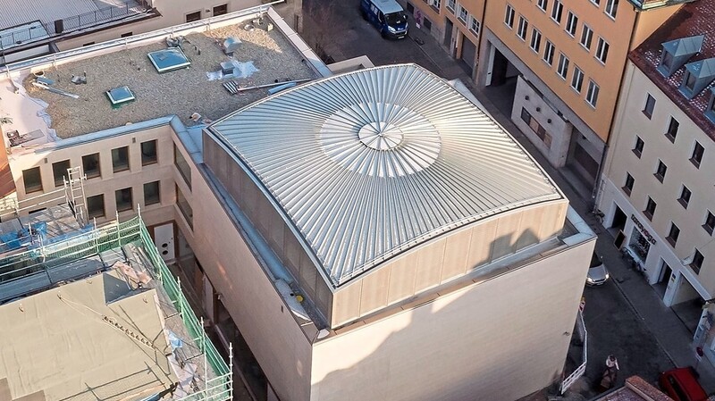 Von außen ist die neue Synagoge sehr schlicht gestaltet, lediglich die Dachkonstruktion fällt auf.