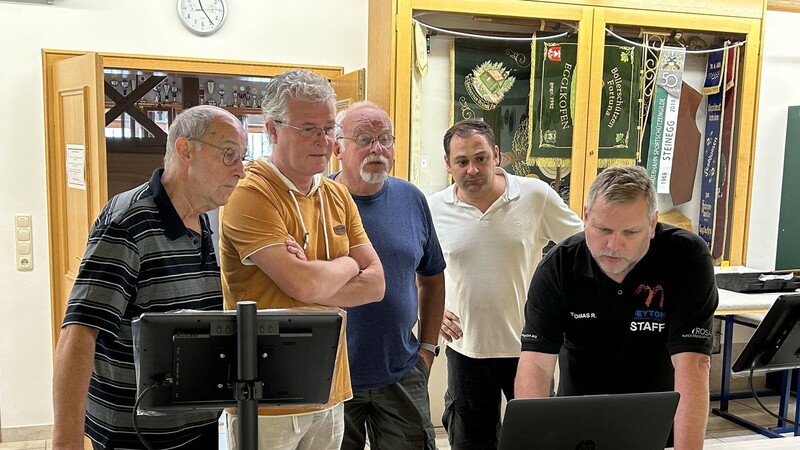 Die Fortuna-Schützen Josef Wagner, Thomas Biegel, Ludwig Plinninger und Markus Grinzinger (von links) verfolgen aufmerksam die Einweisung durch Thomas Roßgoderer von der Herstellerfirma.