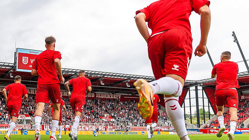 Vollgas voraus: Jahn Regensburg ist mit einem rundum erneuerten Kader samt 16 Neuzugängen in die Drittliga-Spielzeit gestartet.