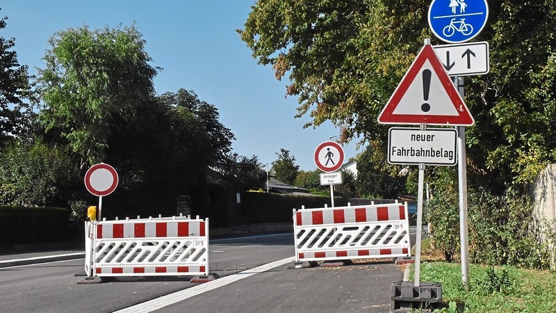 Noch stehen auf der Frontenhausener Straße Baustellenschilder - in zwei Monaten ist die Durchfahrt wieder frei und es sind keine Umfahrungen mehr nötig.