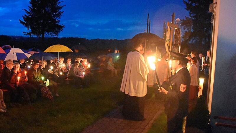 Rund 300 Gläubige trotzten dem Regen und sprachen im Schein der Kerzen ein Gebet an der Kapelle Maria Königin. Die Lichterprozession fand 2023 zum zwanzigsten Mal statt.