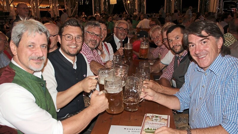 Die Abordnung aus der Kreisstadt Cham mit Volksfestvereinsvorsitzenden Christian Plötz (rechts).