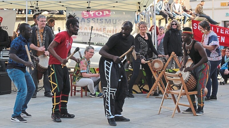 Dialamandia begeisterten mit Rhythmus und Tanz aus Westafrika bei der Abschlussveranstaltung der Internationalen Woche gegen Rassismus.