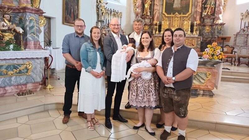 Die Eltern und Taufpaten mit Marie-Theres und Johanna sowie Pfarrer Ambros Trummer