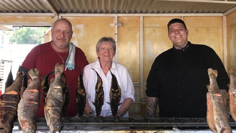 Ein Familienbetrieb mit drei Generationen: Carsten Grommer, Senior-Chefin Edith Grommer und ihr Enkel Raphael in der Fischbraterei auf dem Gäubodenvolksfest.