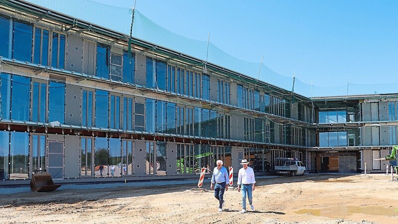 Die neue Staatliche Realschule am Rande des Gewerbegebiets Münchnerau: Momentan laufen noch Arbeiten an der Fassade, diese sollen wie auch die restlichen Arbeiten am Gründach bis Ende 2023 abgeschlossen sein.