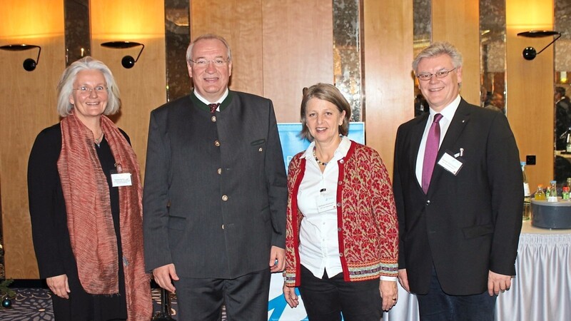 Franz Löffler ist seit einer Woche Präsident aller bayerischen Bezirke. Mit seinen zwei Stellvertretern und der Geschäftsführerin des Bezirketags, Stefanie Krüger (links), stellte er sich nach der Wahl zum Foto.