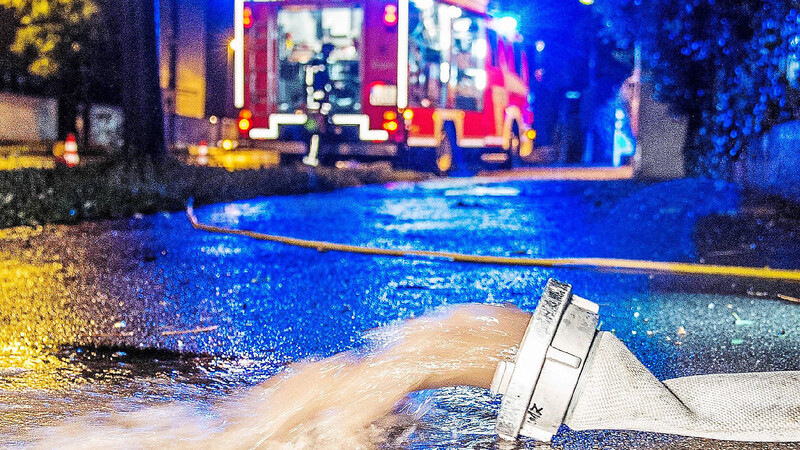 Nach einem heftigen Gewitter drohte in Roßbach ein Haus geflutet zu werden. Feuerwehrleute aus Wald und Süssenbach waren jedoch zur Stelle.