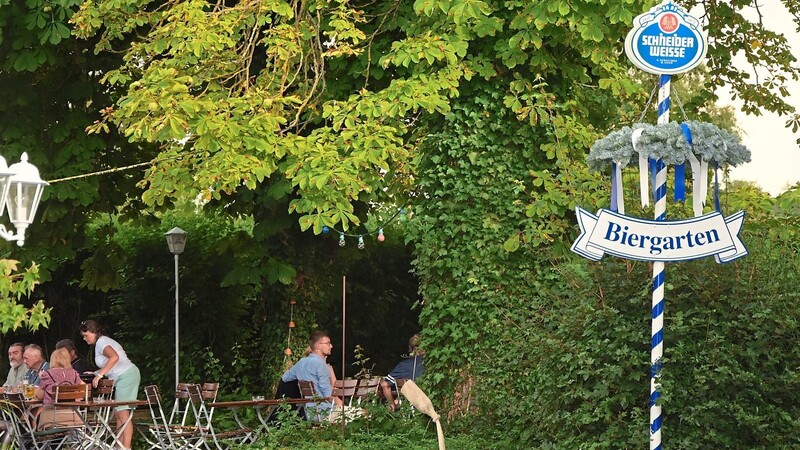 Der Biergarten der Schlossgaststätte in Oberlauterbach ist beliebt bei den Gästen, Radler halten gerne an. Pächter Harry Present schreibt das dem gemütlichen Ambiente mit den hohen Bäumen zu.