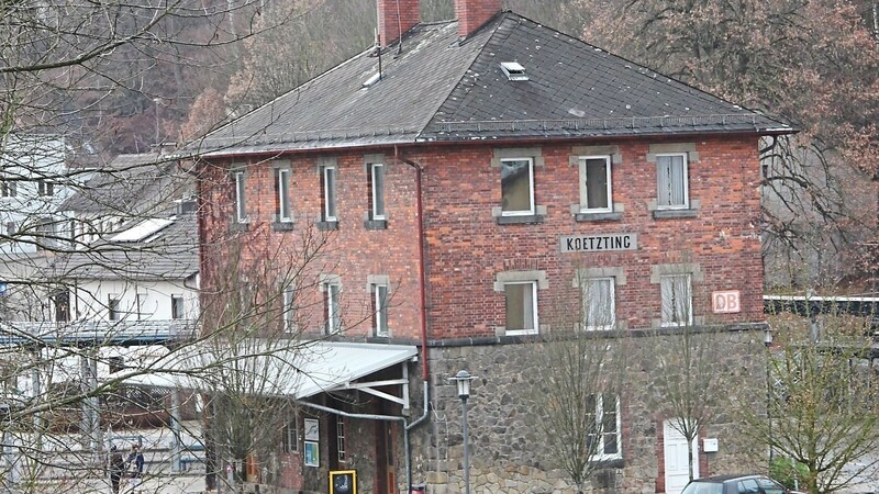 Der Stadtrat genehmigt den Antrag von Olli Zilk auf Umbau des Bahnhofs.