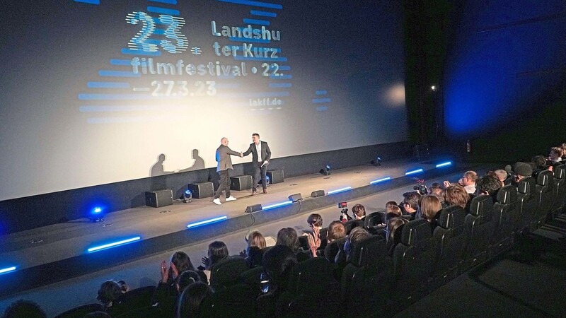 OB Alexander Putz (auf der Bühne links) und Moderator Marco Vogl bei der Eröffnung des Kurzfilmfestivals am Mittwochabend.