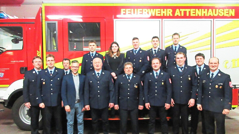 Vier Mitglieder der Freiwilligen Feuerwehr Attenhausen wurden bei der Jahresversammlung für ihren langjährigen Dienst geehrt.