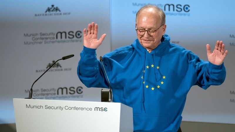 Wolfgang Ischinger, Vorsitzender der Münchner Sicherheitskonferenz, trägt demonstrativ einen blauen Kapuzenpullover, auf dem die Sterne der Europaflagge abgebildet sind.