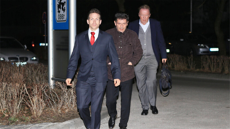 Aufsichtsrat und Ex-Oberlöwe: Saki Stimoniaris (Mi.) und Peter Cassalette vor der Geschäftsstelle des TSV 1860.