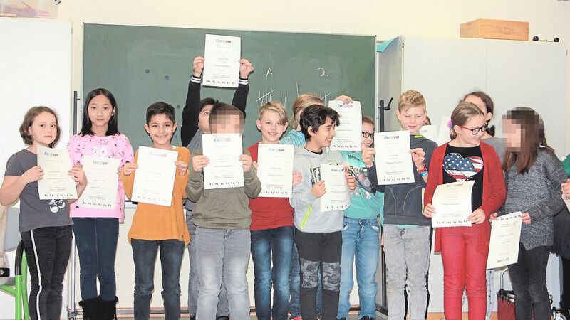 Schülerinnen des Gabelsberger-Gymnasiums brachten einer Gruppe Viertklässlern der Grundschule Mainburg spielerisch Französisch bei.