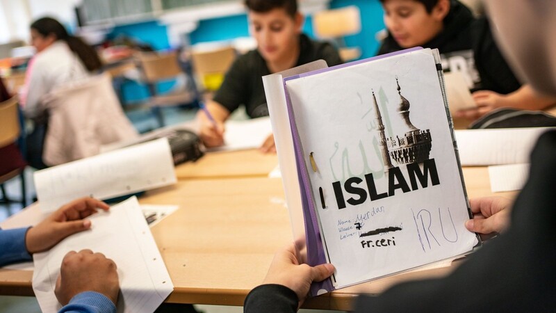 In Bayern sei die Ausbildung als Islamlehrer im bundesweiten Vergleich nicht attraktiv genug, lautet ein Vorwurf.