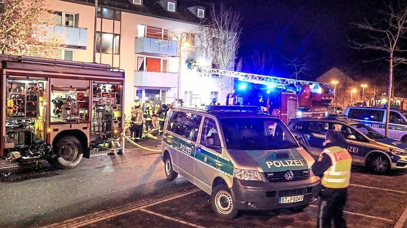 In dem Bamberger Ankerzentrum für Flüchtlinge sind bei einem Polizeieinsatz mehrere Menschen verletzt worden. In einer Wohnung in der Einrichtung hatte es außerdem gebrannt.