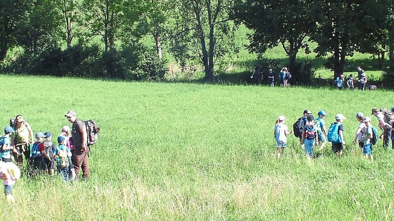 24 Kinder in drei Gruppen mit sechs Jägern und drei Hunden machten sich am Samstag im Rahmen des Ferienprogramms von Rudelzhausen auf den Weg in Wald und Flur.