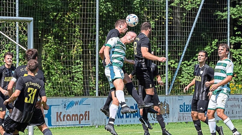 Geschafft: Der FC Oberpöring (in Schwarz) hat mit Glück und Können den ersten Bezirksligasieg der Vereinsgeschichte eingefahren.