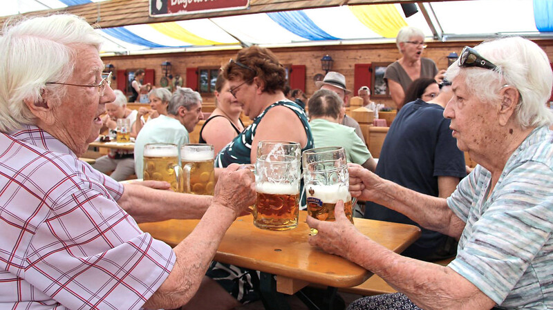 Hier stoßen fast 200 Jahre an: Maria Schmerbeck (links) und Hildegard Metz teilten sich die Maß Bier im Festzelt Reisinger schwesterlich.