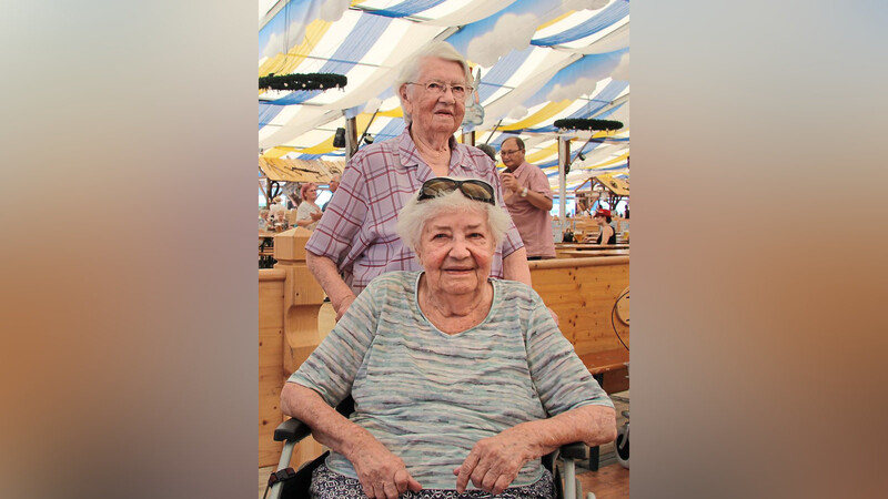 Die beiden Seniorinnen genossen die Festzelt-Atmosphäre.