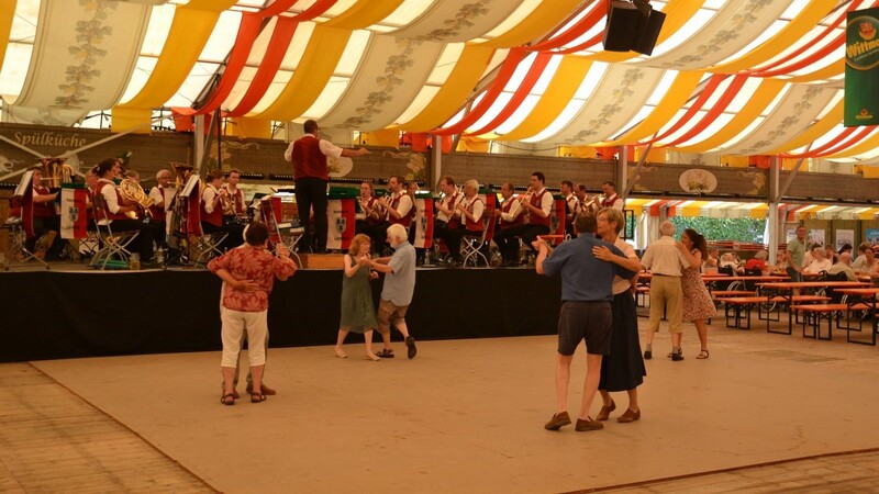 Trotz der Hitze fanden sich einige rüstige Senioren, die zu einer Polka die Tanzfläche in Beschlag nahmen.
