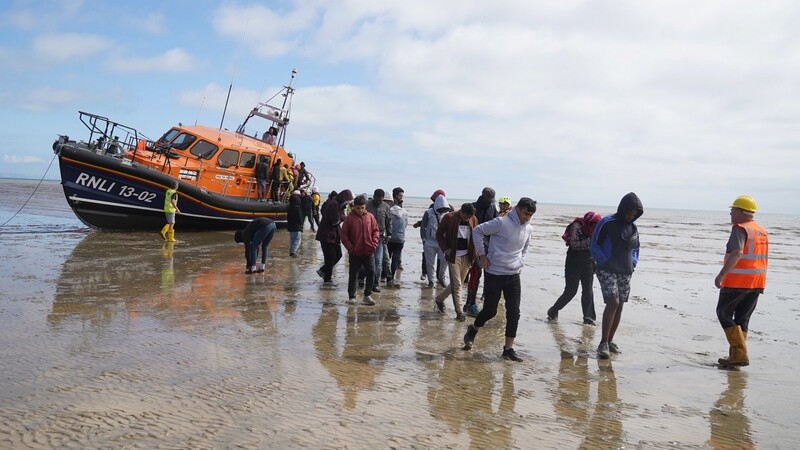 Eine Gruppe von Menschen, bei denen es sich vermutlich um Migranten handelt, wird von einem Rettungsboot nach einem Zwischenfall mit einem kleinen Boot im Ärmelkanal an Land gebracht. Eine strengere Handhabe der Migrationsregelung in Deutschland würde im besten Fall für viele den gefährlichen Weg über das Mittelmeer überflüssig machen.