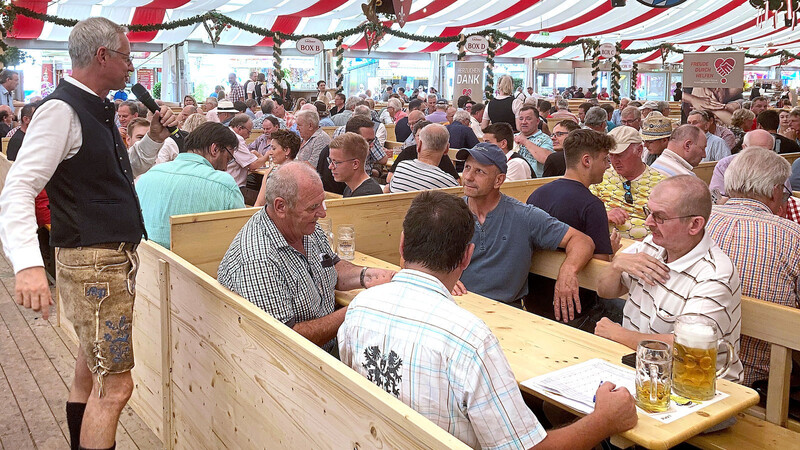 Straubings Oberbürgermeister Markus Pannermayr gab den Startschuss für das Benefiz-Schafkopfturnier auf dem Gäubodenvolksfest.