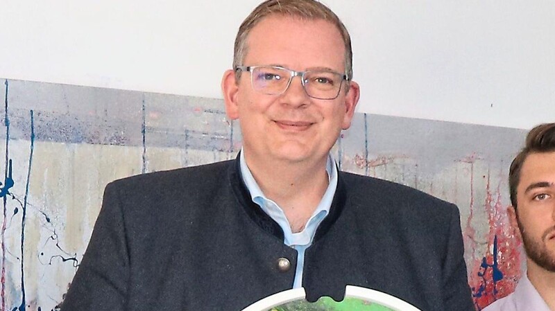 Der FDP-Bundestagsabgeordnete Ulrich Lechte holte sein Bild persönlich in Waldmünchen ab.