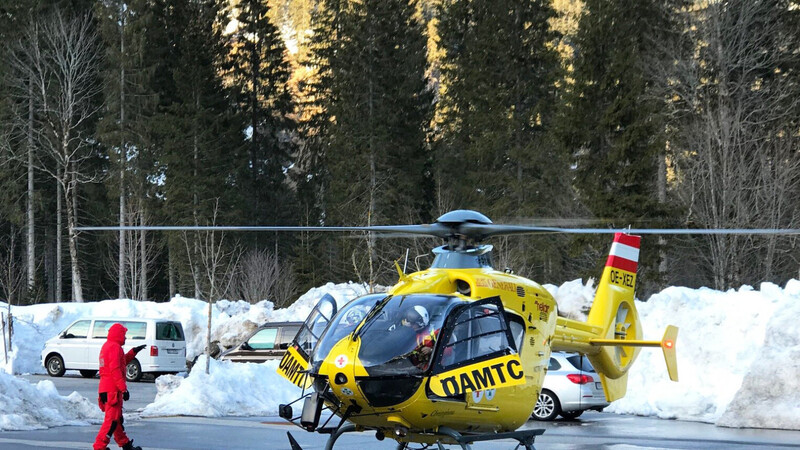 Ein Hubschrauber und Einsatzkräfte treffen am Ort ein, an dem sich eine Lawine gelöst hat. Bei einem Lawinenabgang unweit der deutsch-österreichischen Grenze sind nach Polizeiangaben mindestens zwei Menschen verschüttet worden.