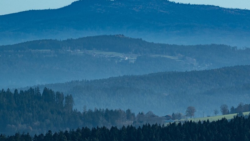 Der Rachel im Bayerischen Wald - das Bild stammt aus neuerer Zeit - war vor 100 Jahren noch im Mai tief verschneit. Eine jugendliche Ausflugsgruppe war darüber hocherfreut, wie die Zeitung damals berichtete. Heuer gab es dort nach Angaben der Gemeinde Frauenau den letzten Schneefall am 7. März.