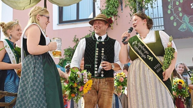 Annika Schierlinger bleibt für ein weiteres Jahr Siegenburger Hopfenkönigin. Ihre Vorgängerin und jetzige Hallertauer Vize-Hopfenkönigin Anna-Lena Ostler gratulierte als erste.