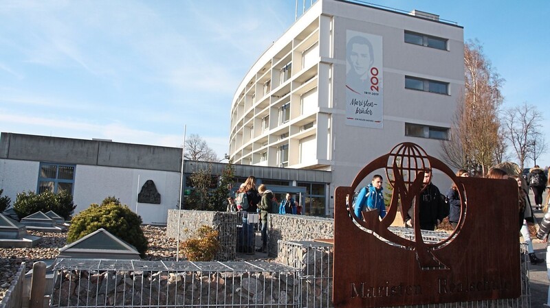 Maristen- und Gerhardinger-Realschule tragen ab Herbst 2021 den gemeinsamen Namen "Sankt Wolfgang-Realschule".
