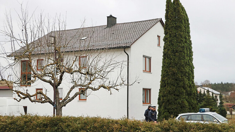 In einem Familienhaus in Ascholtshausen wurden am Montag drei Leichen gefunden.