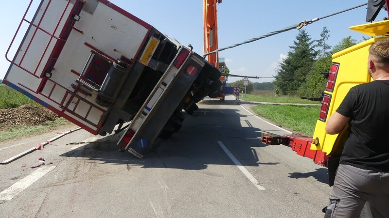 Ein 90-Tonnen-Kran stellte den verunglückten Lastwagen wieder auf.