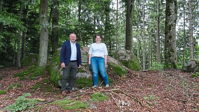 Fritz Schötz und Karola Hoch stehen zwischen den Felsen, wo die Waldkindergartenkinder bald im Sand spielen werden.