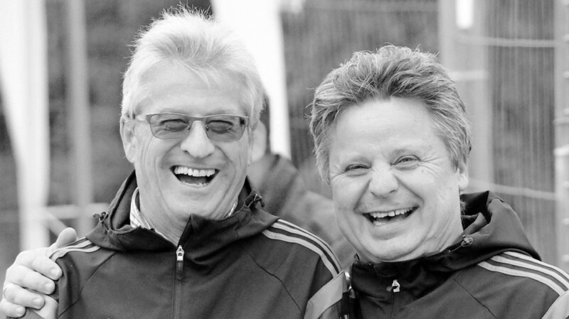 Der Fußballkreis Regensburg trauert um Rupert Karl (links), der in der Nacht zum Dienstag im Alter von 75 Jahren verstorben ist. Zu sehen ist er hier mit Mike Koriath.