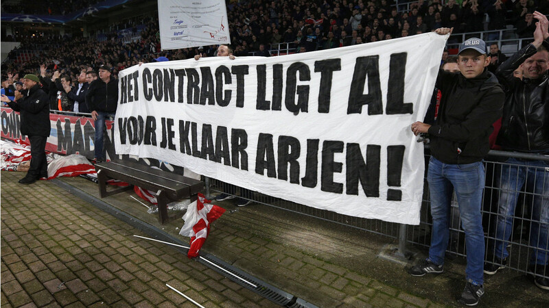 "Der Vertrag wartet bereits auf dich, Arjen" - dieses Plakat zeigten PSV-Anhänger beim Spiel des FC Bayern gegen Eindhoven am 1. November 2016.