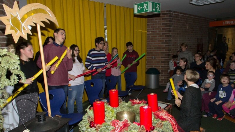 Die Klasse MS 3 eröffnete die Weihnachtsfeier mit "Jingle Bells".