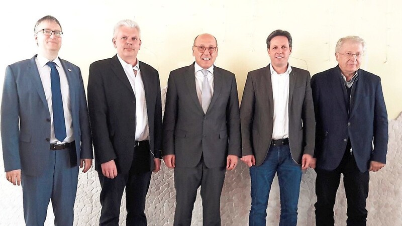 Von links der neue Geschäftsführer Dr. Stefan Dick, Betriebsratsvorsitzender Helmut Eder, Geschäftsführer Josef Königbauer, der Sünchinger Werksleiter Armin Grandtner sowie Aufsichtsratsvorsitzender Albert Berg.