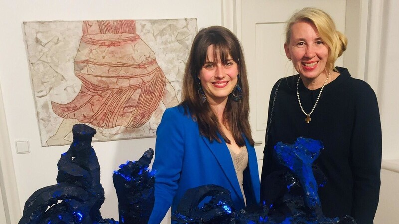 Mit einer Vernissage, bei der Werke der Miltacher Künstlerin Marion Abate (l.) vorgestellt werden, beginnt die Blaue Nacht in Bad Kötzting. Rechts Stadtmarketing-Vorsitzende Carola Höcherl-Neubauer.