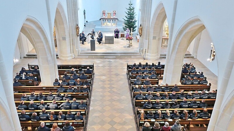 Die Grabkirche war zur Freude der Bundespolizei-Seelsorger Pater Gabriel und Oberpfarrer Zwinkau mit rund 200 aktiven und ehemaligen Bundespolizisten gut gefüllt. Vier Polizeimeisteranwärter lasen die Fürbitten.