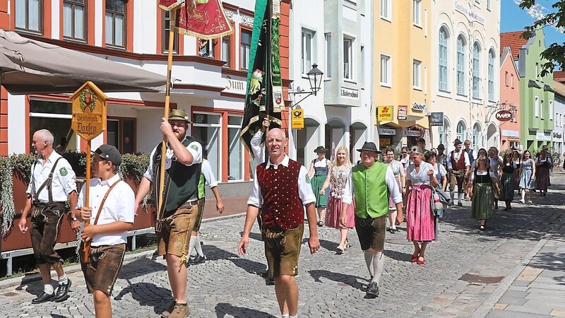 Die Isenstadt kommt dieser Tage aus dem Feiern gar nicht mehr heraus: Letzten Sonntag fand der Festzug (unser Foto) zum Ausklang des Volksfestes statt, kommenden Montag feiert Dorfen sein 1250-jähriges Bestehen.