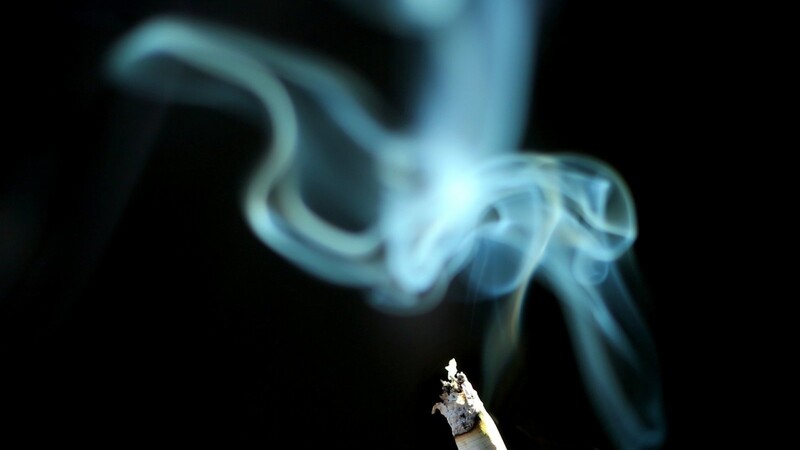 Der Rauch einer brennenden Zigarette.