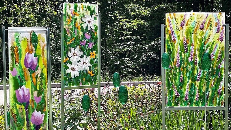 Künstlerisch gestaltete Glasgemälde in Fusingtechnik (abstrakte Motive und Sonne von Sylwia Lange und Blumenmotive von Saosan Khir