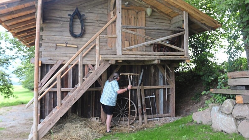 An der Vorderseite des Troidkastens sind alte landwirtschaftliche Geräte befestigt, die Hans Datzer gerne vorzeigt.