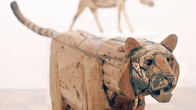 Tierskulpturen aus zusammengefügtem Holzteilen, meist in Lebensgröße oder etwas größer, sind seit Donnerstag in der Weickmann-Ausstellung in der Großen Rathausgalerie zu sehen.