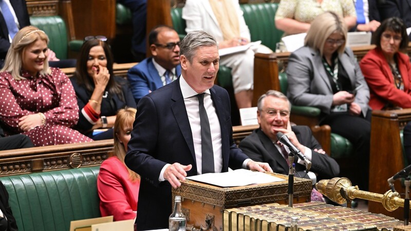 Keir Starmer (M.), Vorsitzender der Labour Party, spricht im britischen Unterhaus bei der wöchentlichen Fragestunde "Prime Minister's Questions" (Fragen an den Premierminister). Die Tory-Partei steht derzeit im Schatten der Labours, Starmer könnte Premierminister werden.