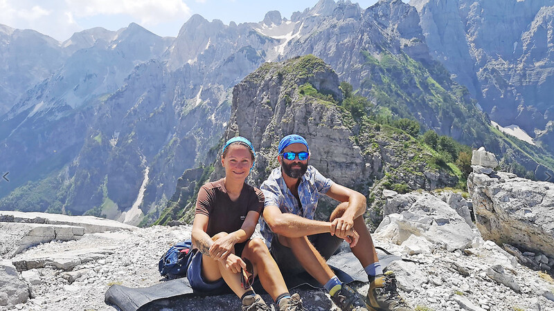 Verschnaufpause am Valbona Pass in Albanien: Beatrix Raith und Daniel Levez starteten vor eineinhalb Jahren zu ihrer Weltreise.