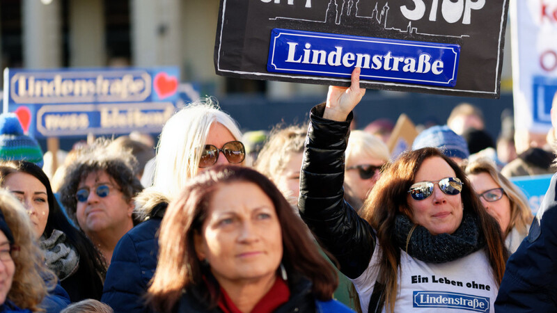 Viele Schilder, bunter Protest: Rund 200 Menschen haben in Köln gegen die Absetzung der "Lindenstraße" demonstriert.